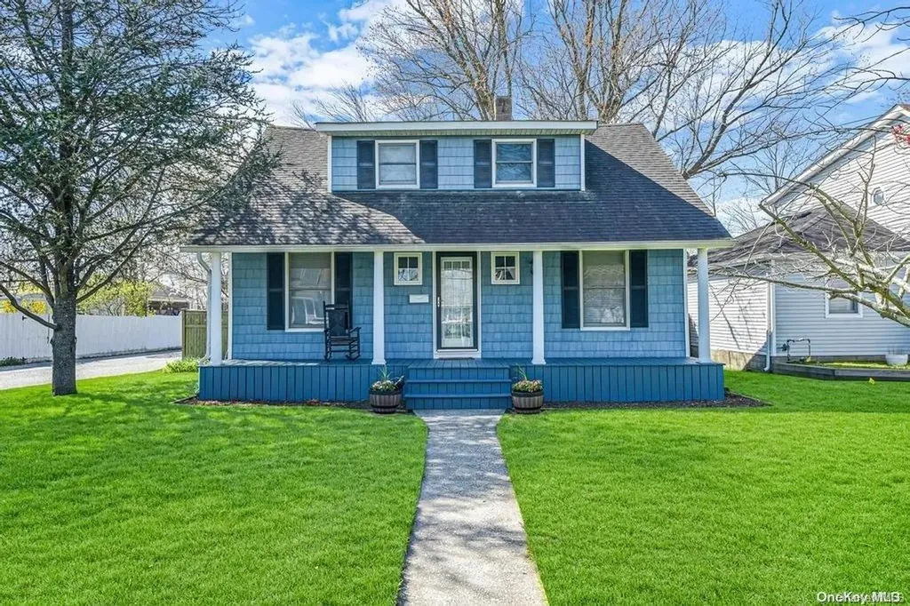 208 Oak Street Patchogue NY 11772