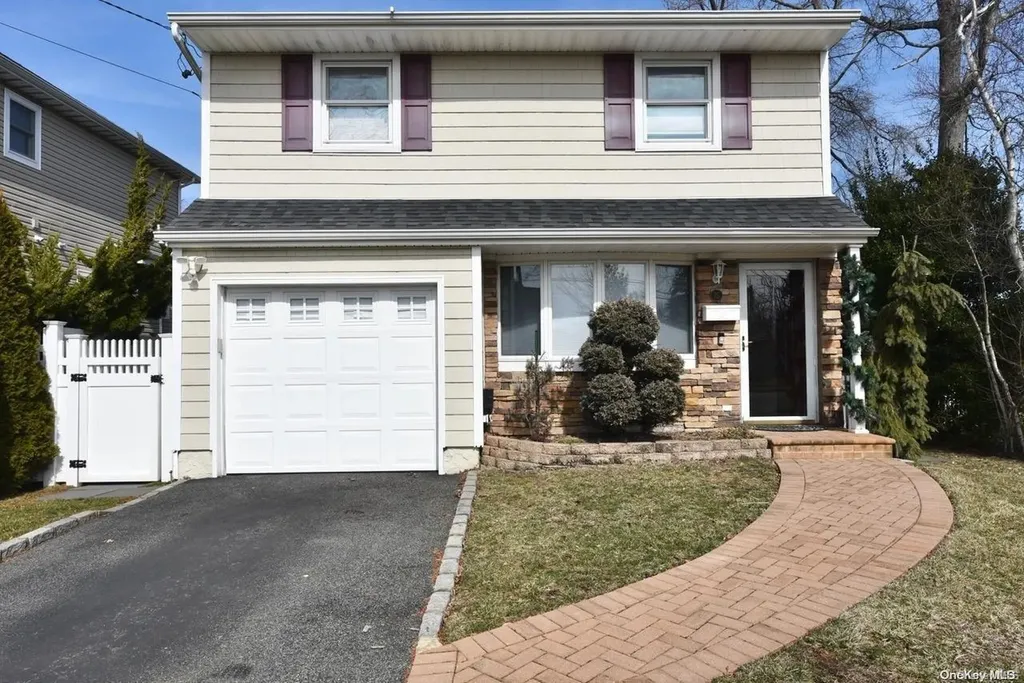 75 Peconic Drive Massapequa NY 11758