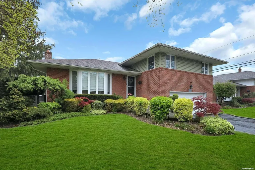 12 Winthrop Road Plainview NY 11803