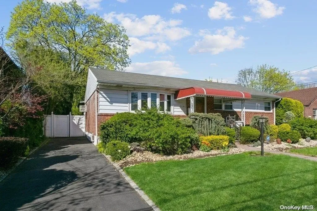 2140 Hoffman Avenue Elmont NY 11003