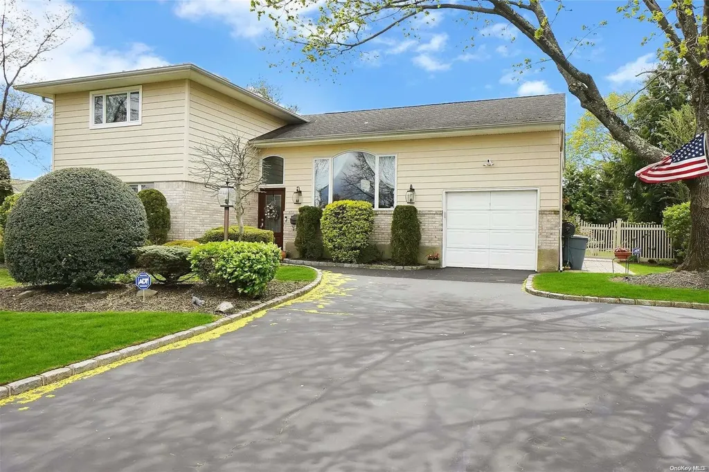 16 Plowboy Path Commack NY 11725