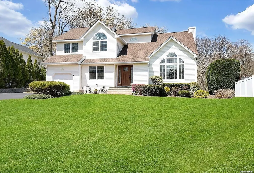 54 Long House Way Commack NY 11725