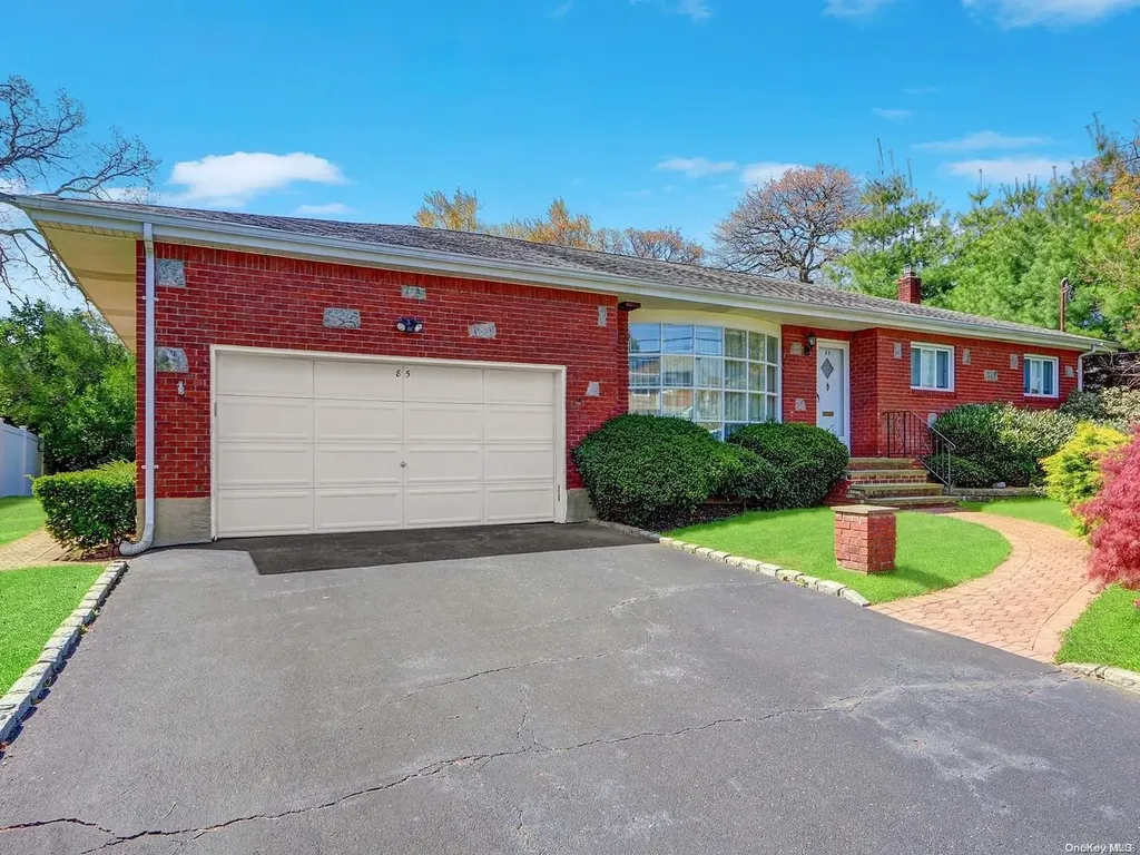 85 Floral Drive W Plainview NY 11803