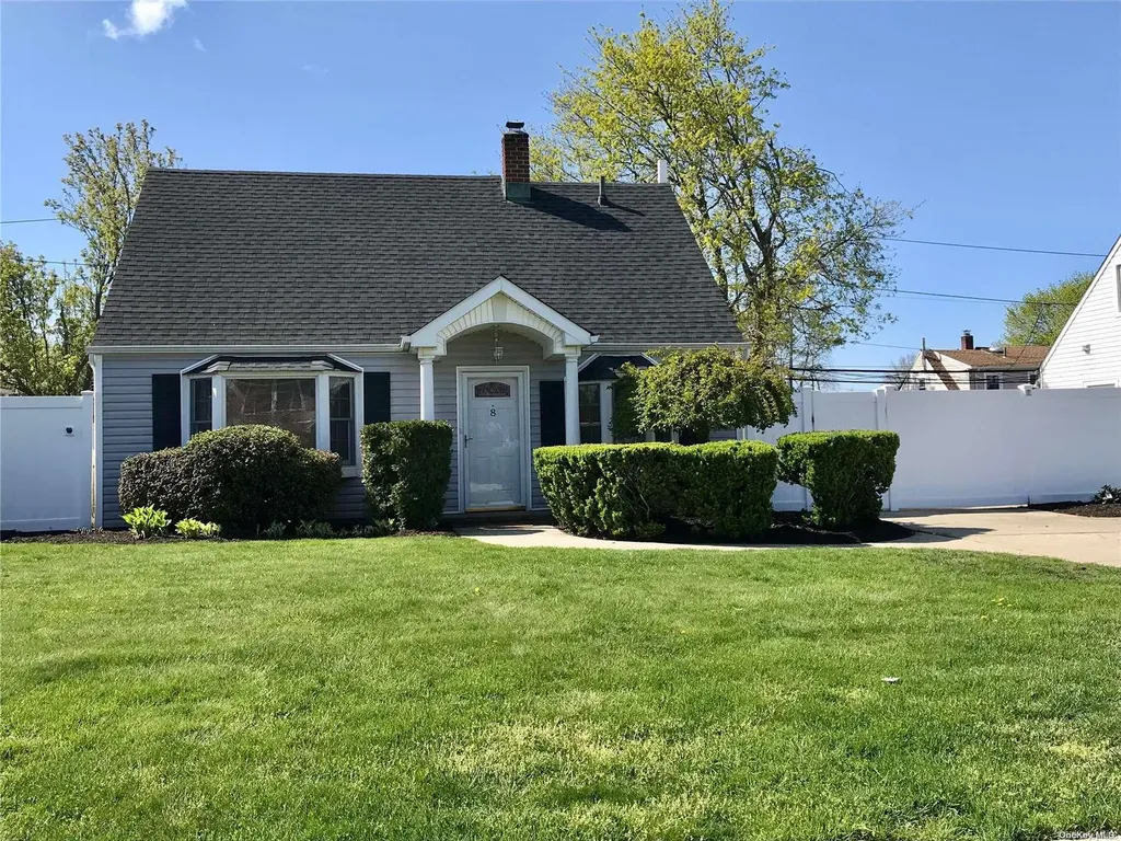 8 Drake Lane Levittown NY 11756