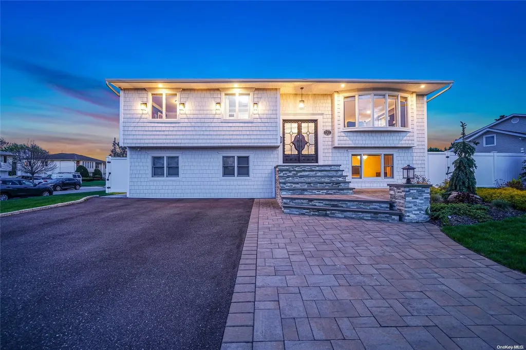 1 Dory Lane Massapequa NY 11758