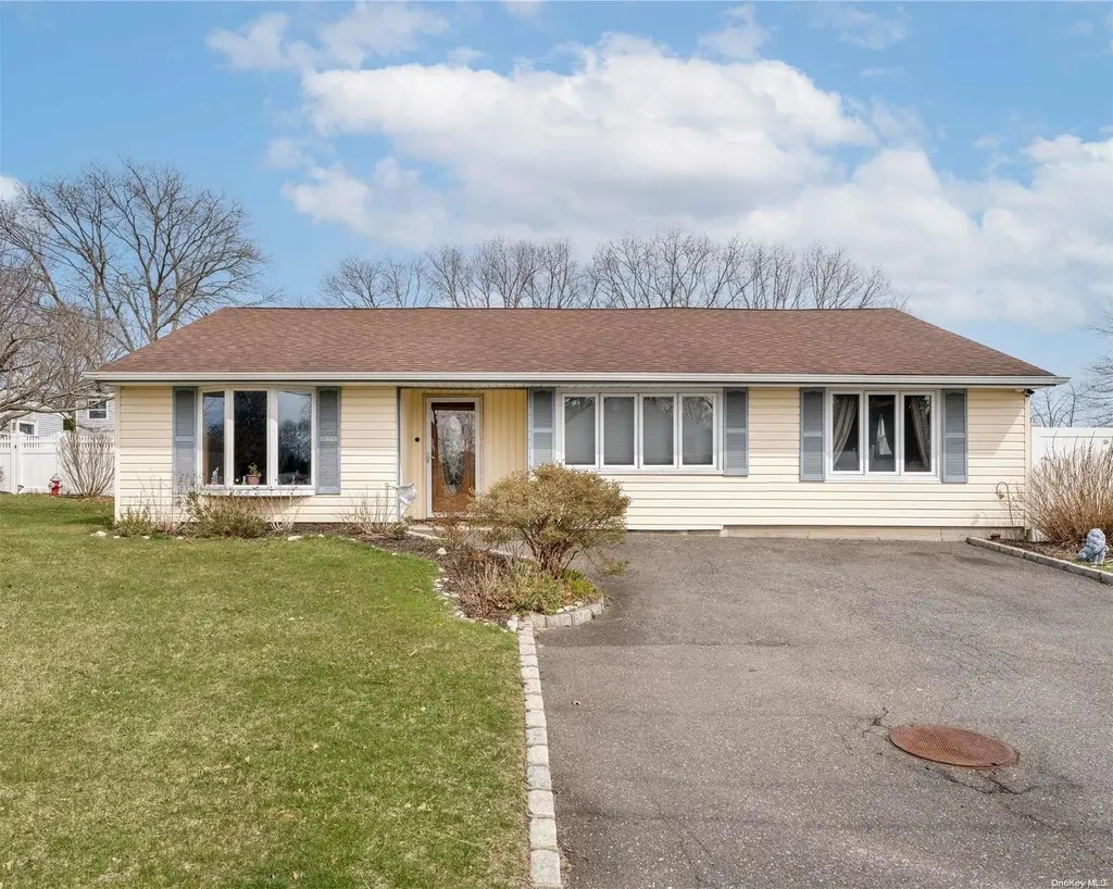 25 Biscayne Drive Selden NY 11784