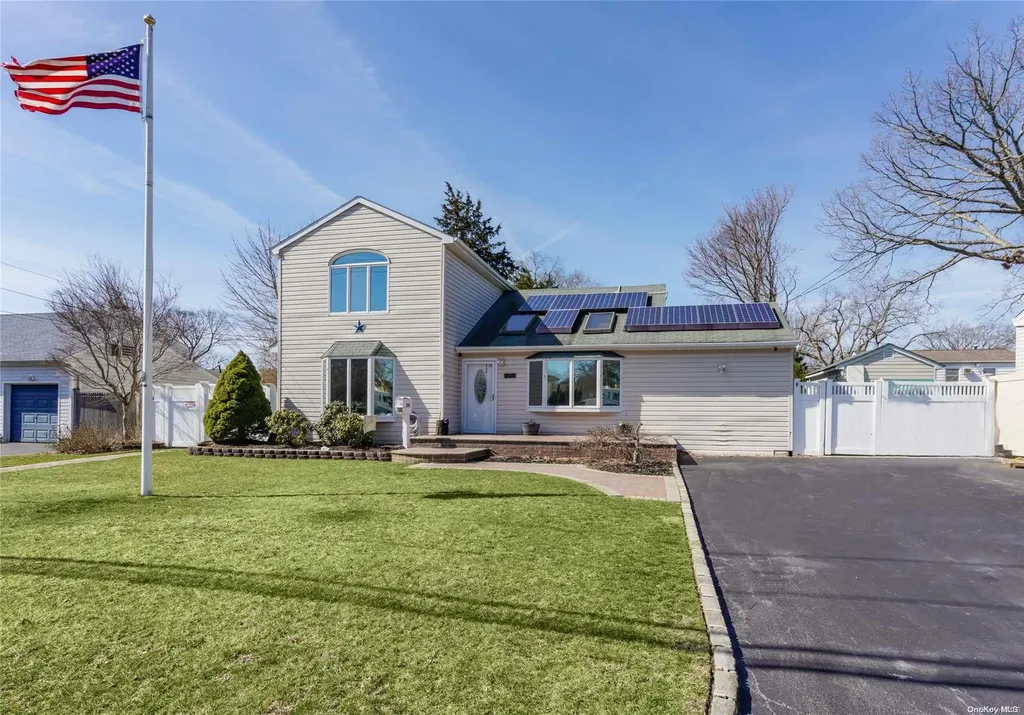 194 E 4th Street Deer Park NY 11729