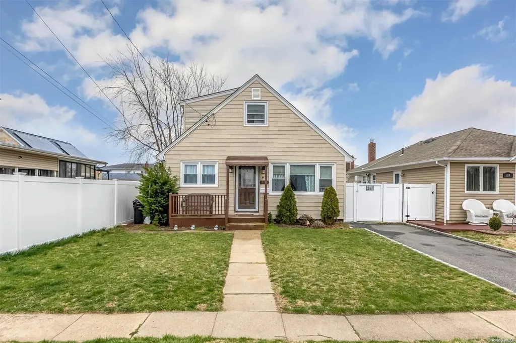 109 W Granada Avenue Lindenhurst NY 11757
