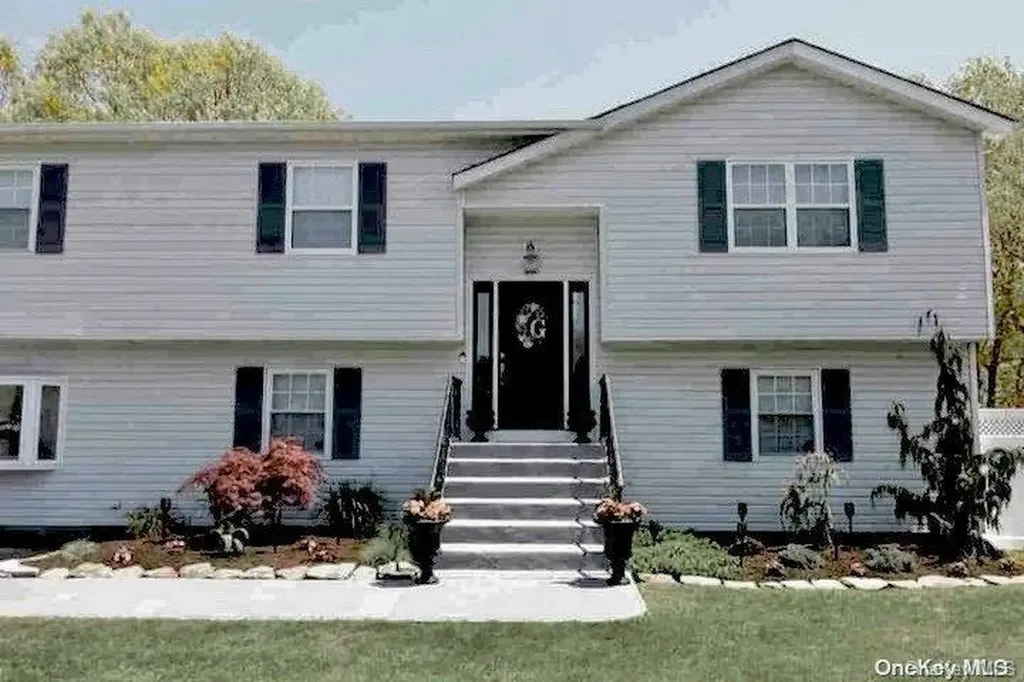 37 Roosevelt Avenue Selden NY 11784