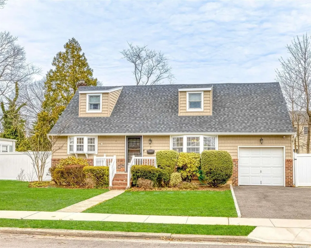 7 Commonwealth Avenue Massapequa NY 11758