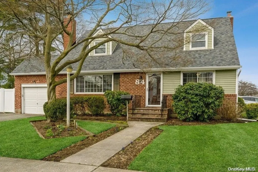 84 Manor Street Plainview NY 11803