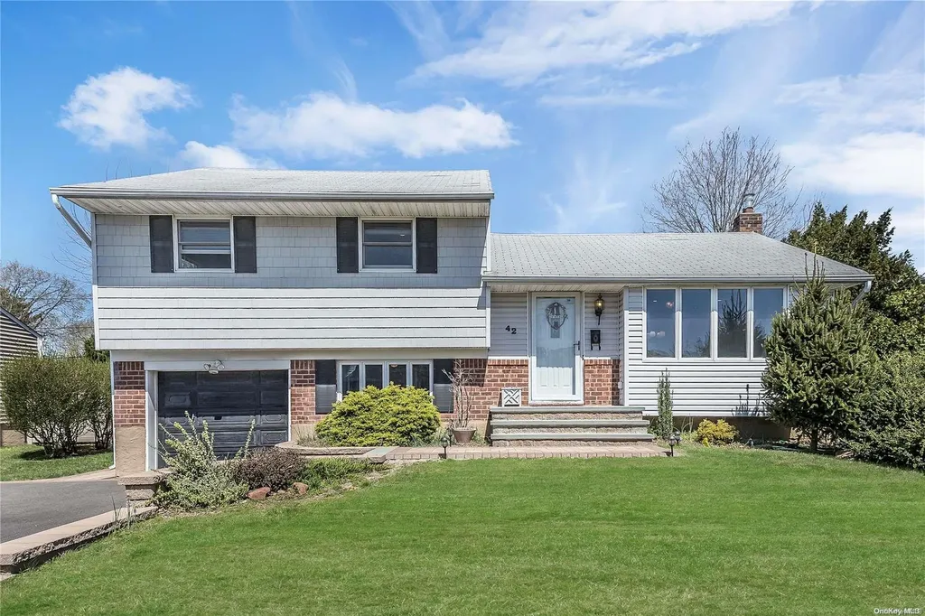 42 Eileen Avenue Plainview NY 11803