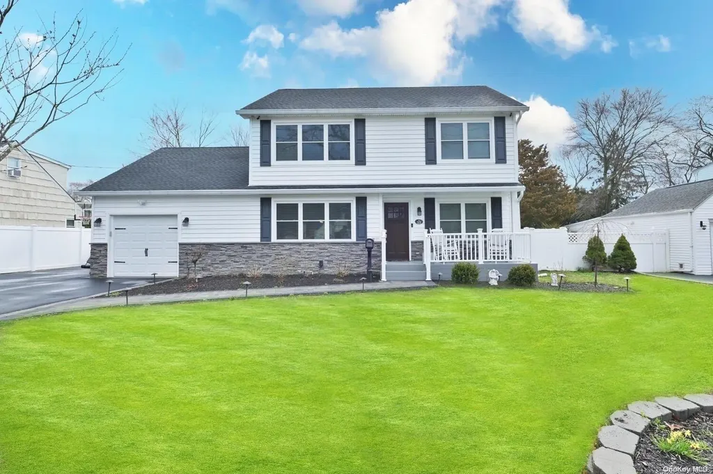 53 Gladstone Avenue West Islip NY 11795