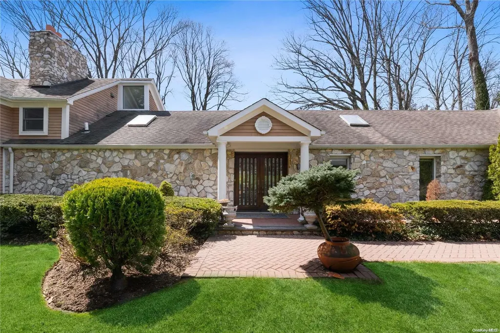 30 Harbour Road Great Neck NY 11024