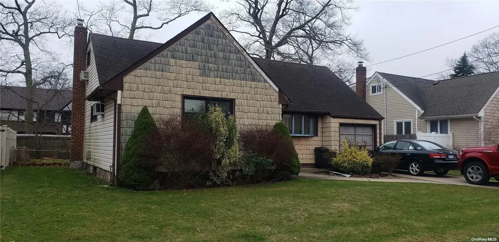 10 Leeds Lane North Babylon NY 11703