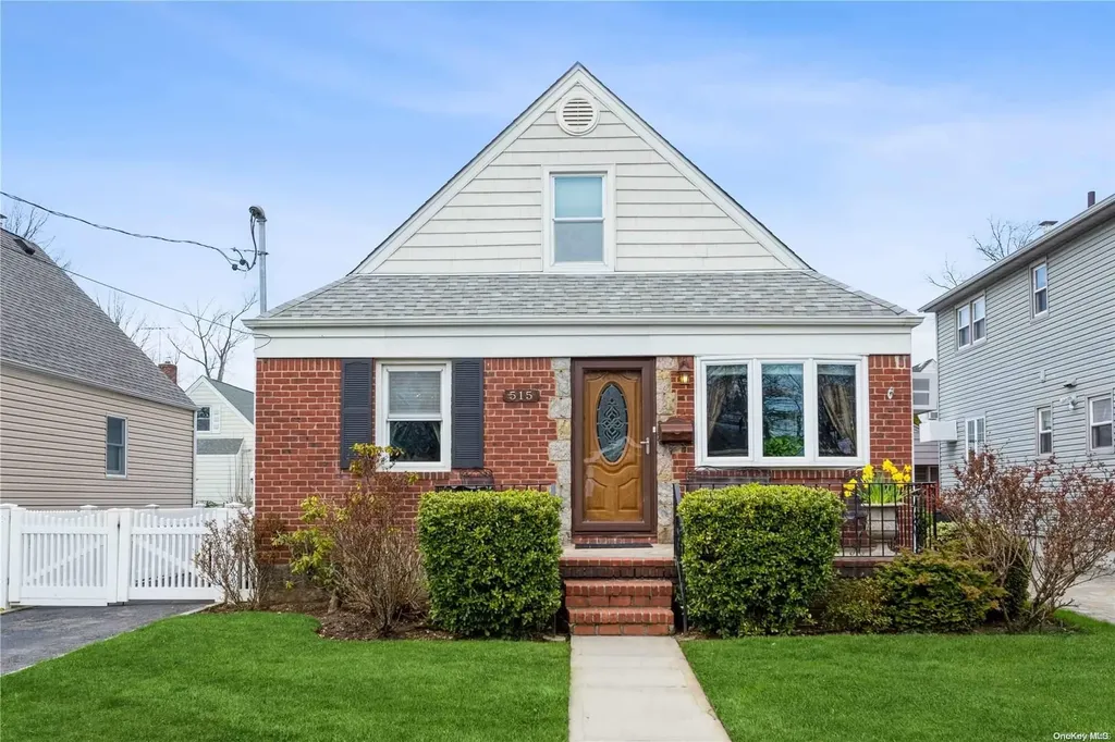 515 8th Avenue New Hyde Park NY 11040