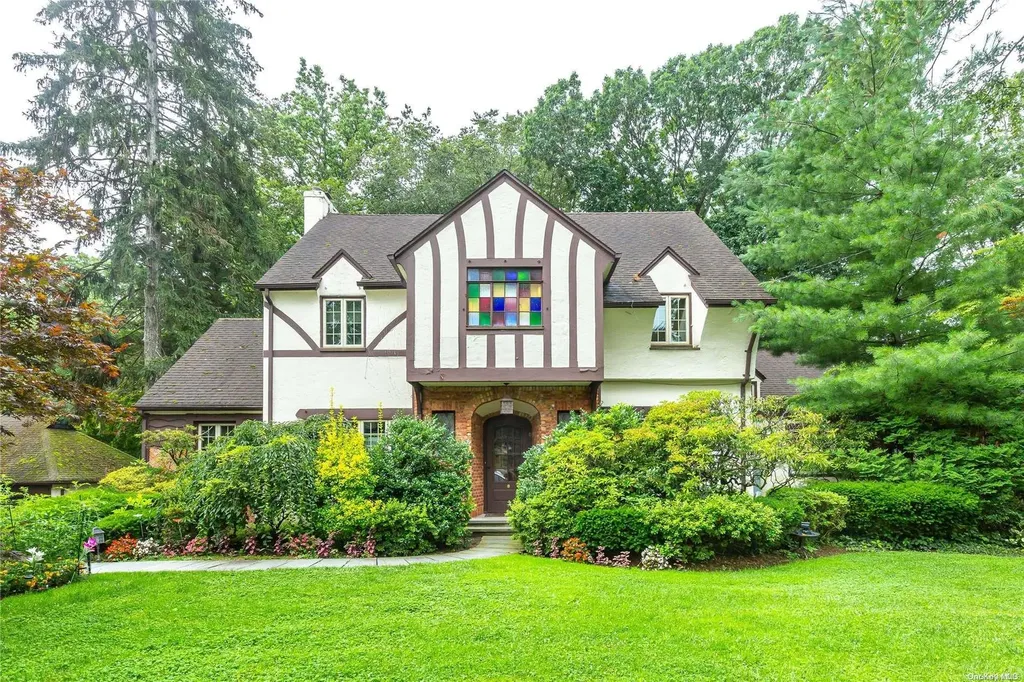8 Knightsbridge Road Great Neck NY 11021