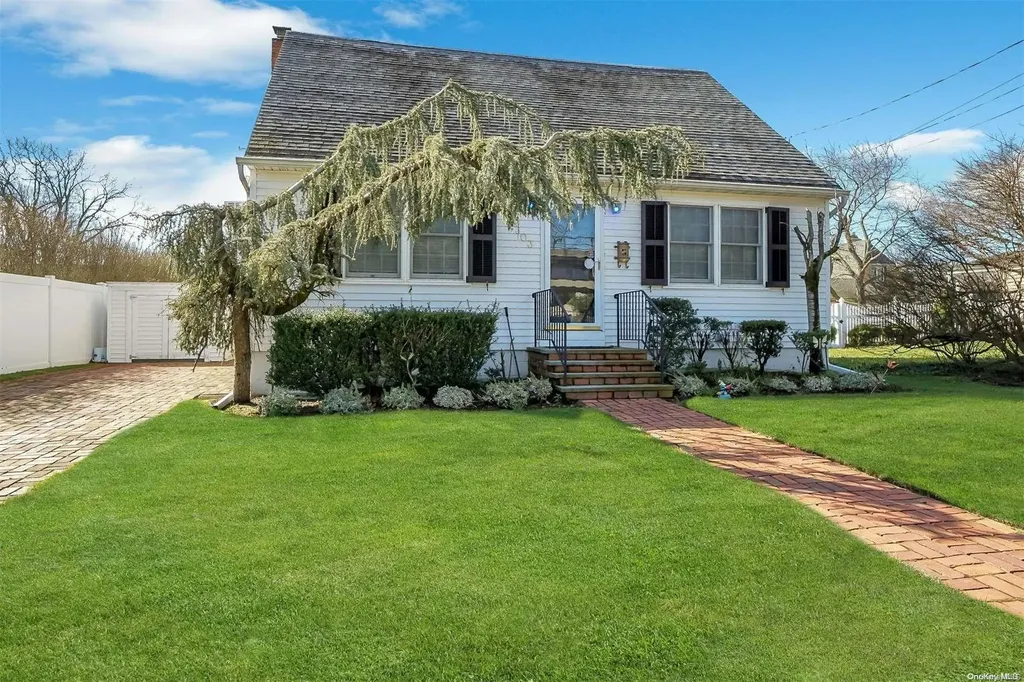 303 E Hoffman Avenue Lindenhurst NY 11757