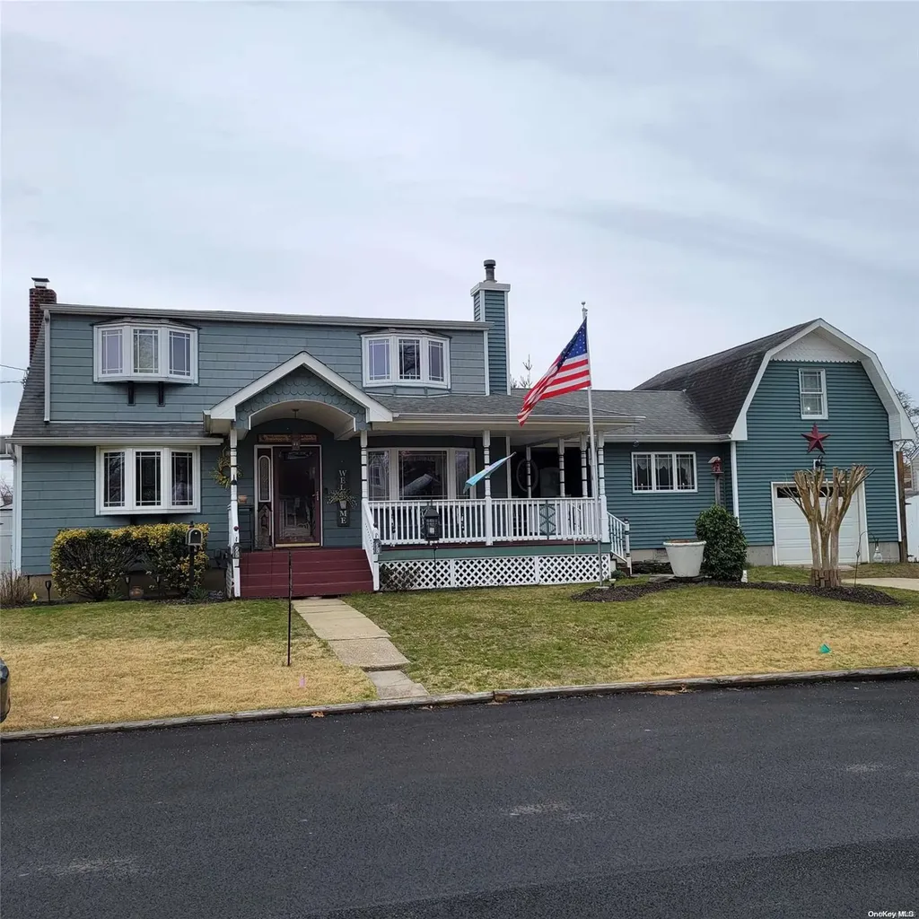 172 N Hamilton Avenue Lindenhurst NY 11757