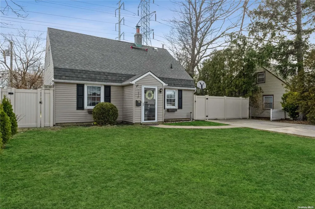 128 Cornflower Road Levittown NY 11756