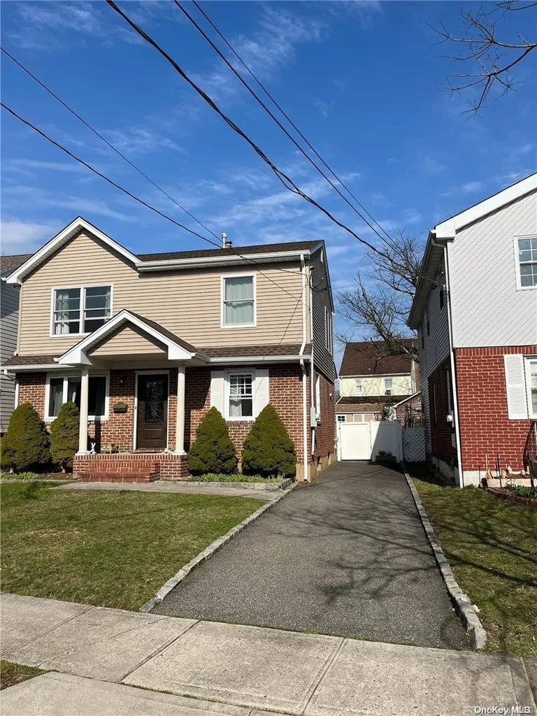 428 Argyle Road Mineola NY 11501