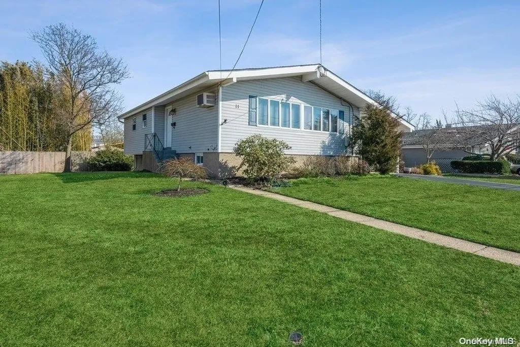 11 Harding Road Copiague NY 11726