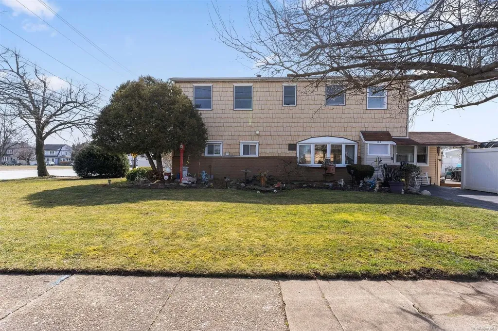 137 3rd Street Hicksville NY 11801