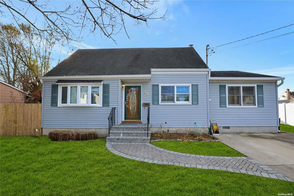 28 Salem Avenue West Babylon NY 11704