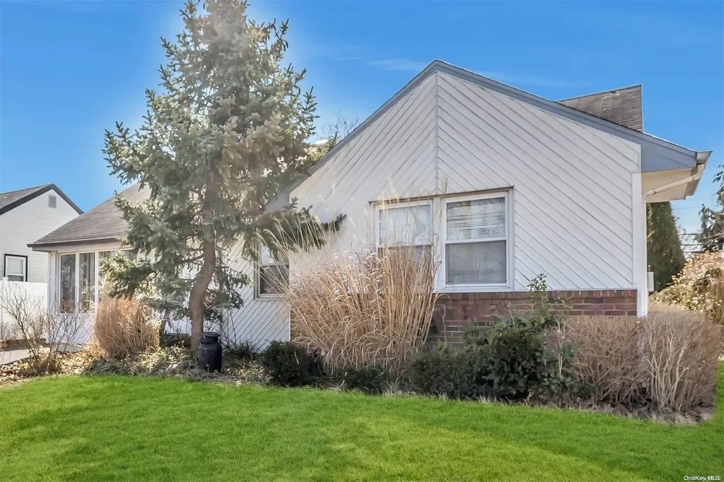 3042 N Jerusalem Road Wantagh NY 11793