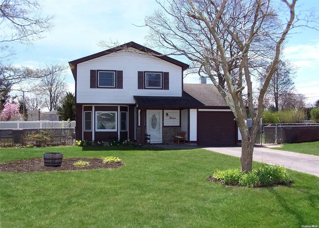 12 Rockledge Drive Shirley NY 11967