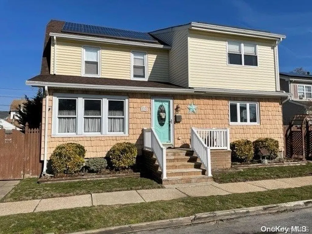 19 Laurel Road Lindenhurst NY 11757