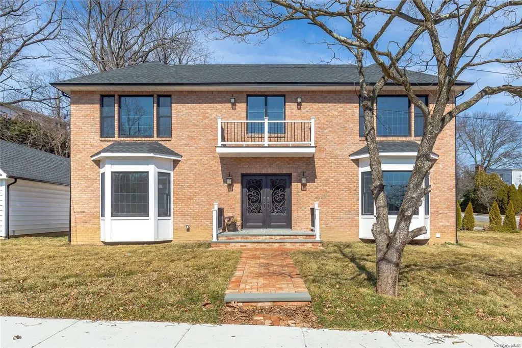 43 Burnham Avenue Roslyn Heights NY 11577