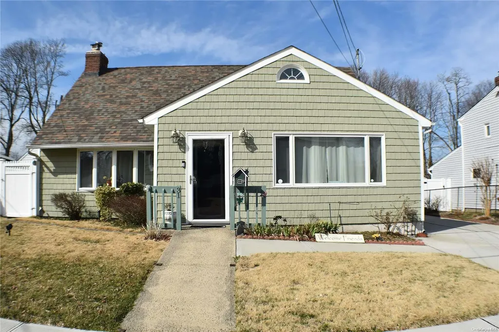 31 E Gate Copiague NY 11726