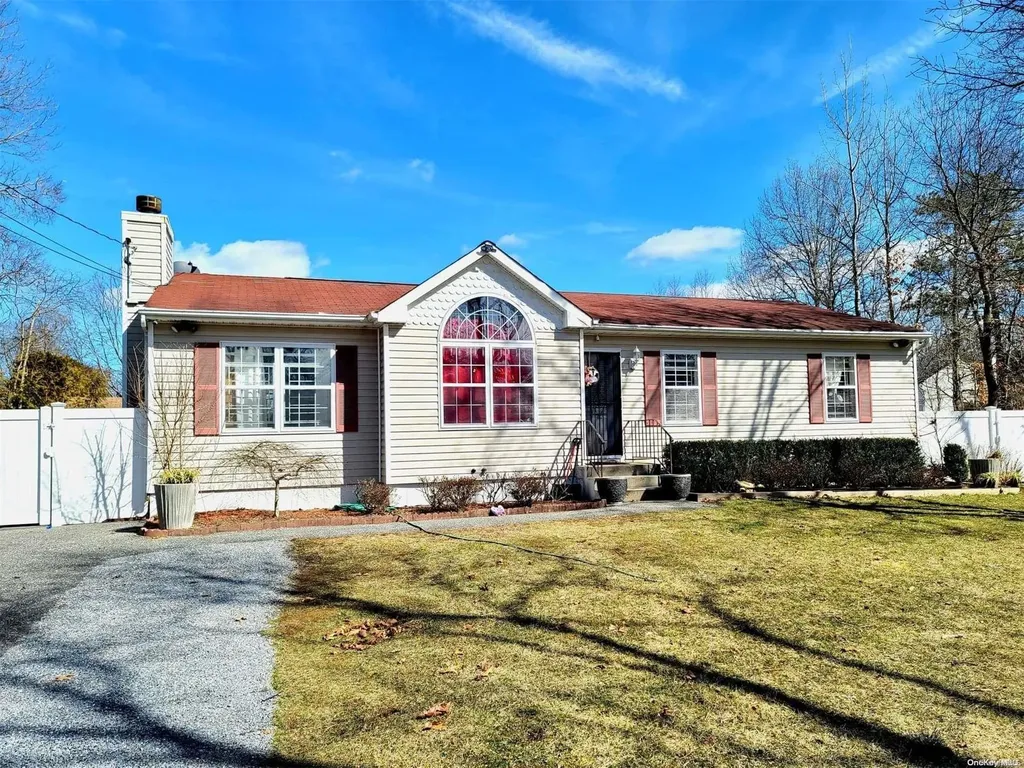 3 Floyd Road Shirley NY 11967