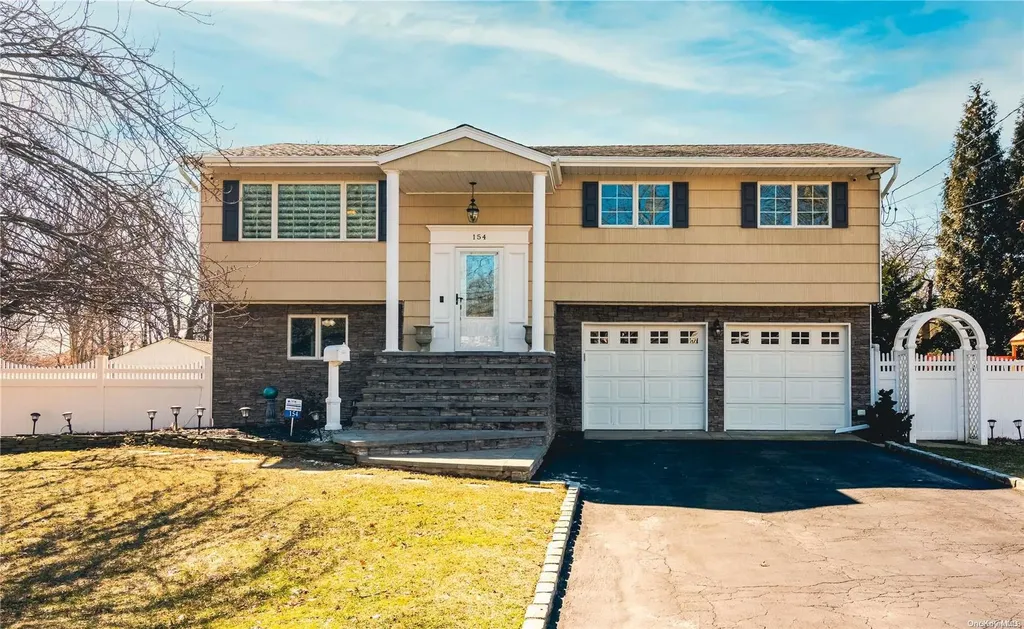 154 W 3rd Street West Islip NY 11795