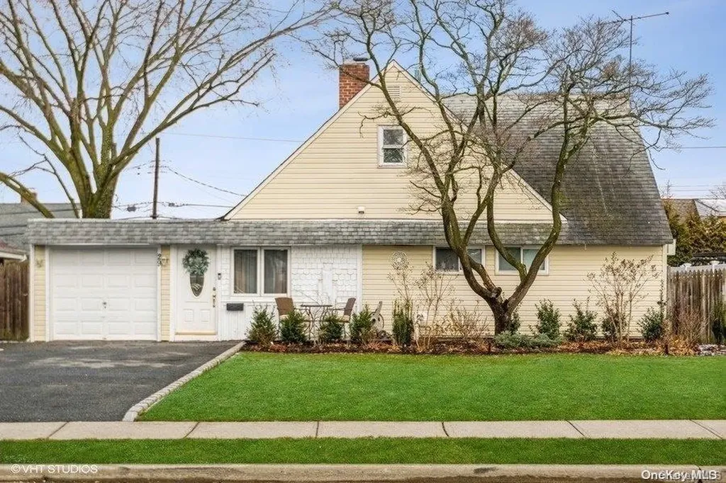 29 Miller Place Levittown NY 11756
