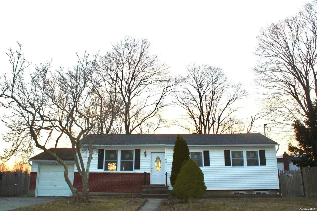20 Pinetop Drive Central Islip NY 11722