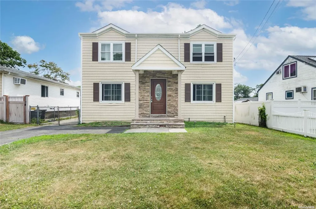 513 Mount Place West Babylon NY 11704