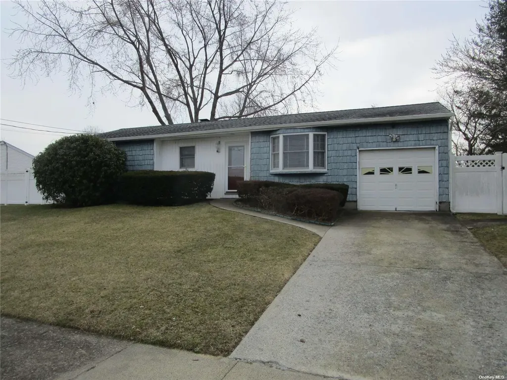 12 Stonehurst Circle Centereach NY 11720