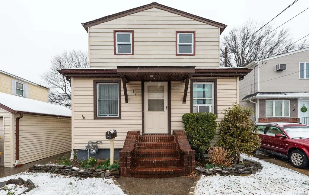 19 3rd Street New Hyde Park NY 11040