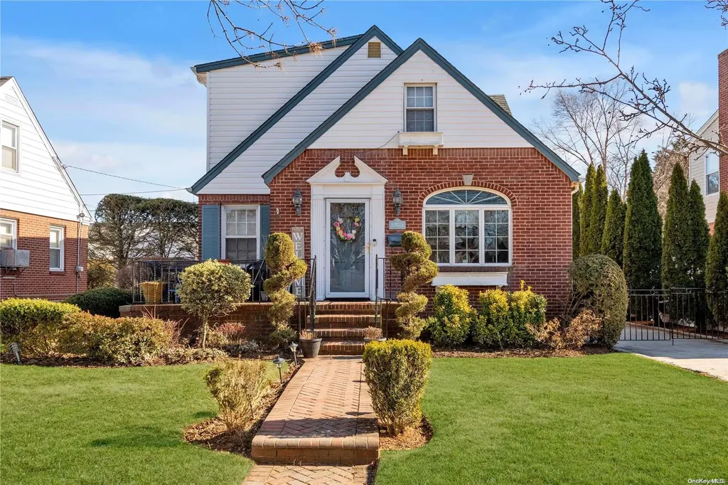 30 Blossom Lane New Hyde Park NY 11040