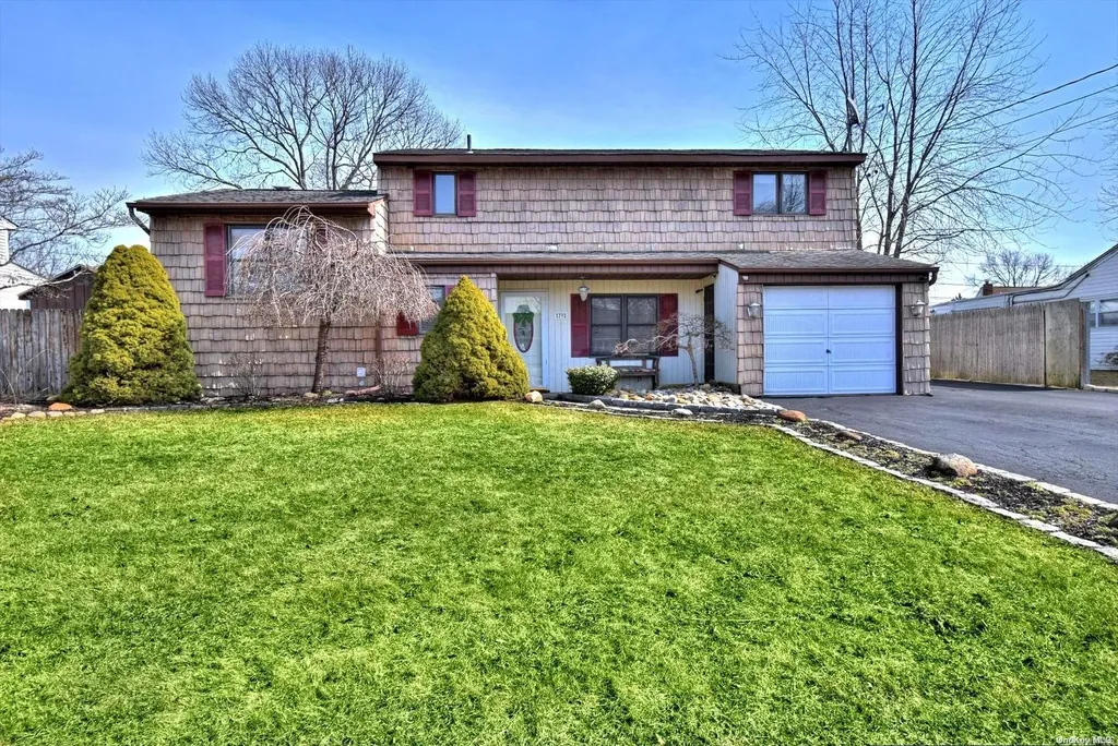 79 Riviera Drive Selden NY 11784