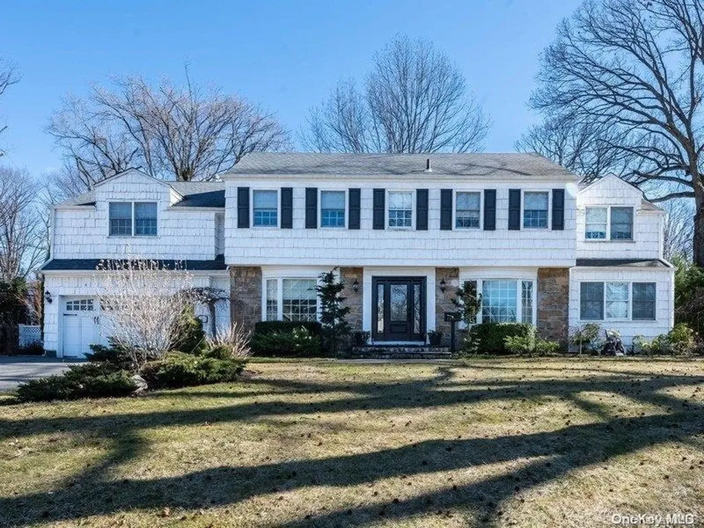17 Fox Hunt Lane Great Neck NY 11020