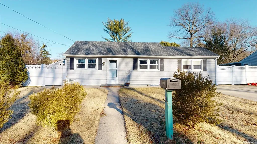 21 Audrey Lane Centereach NY 11720