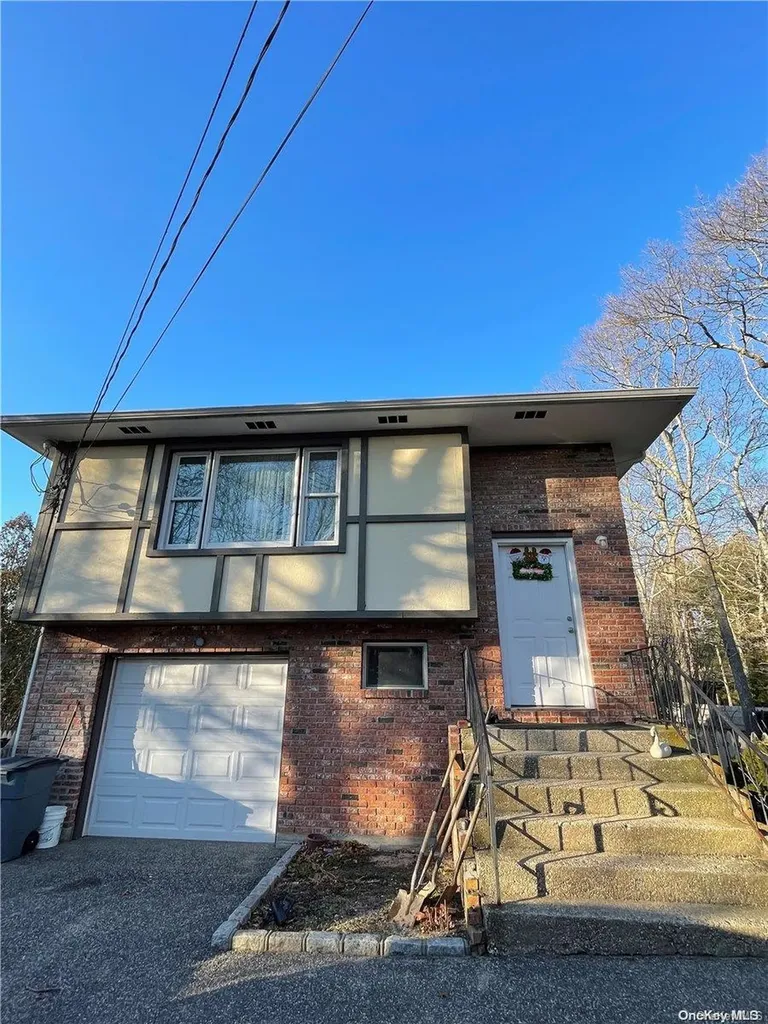 6 Glendale Street Westhampton NY 11977