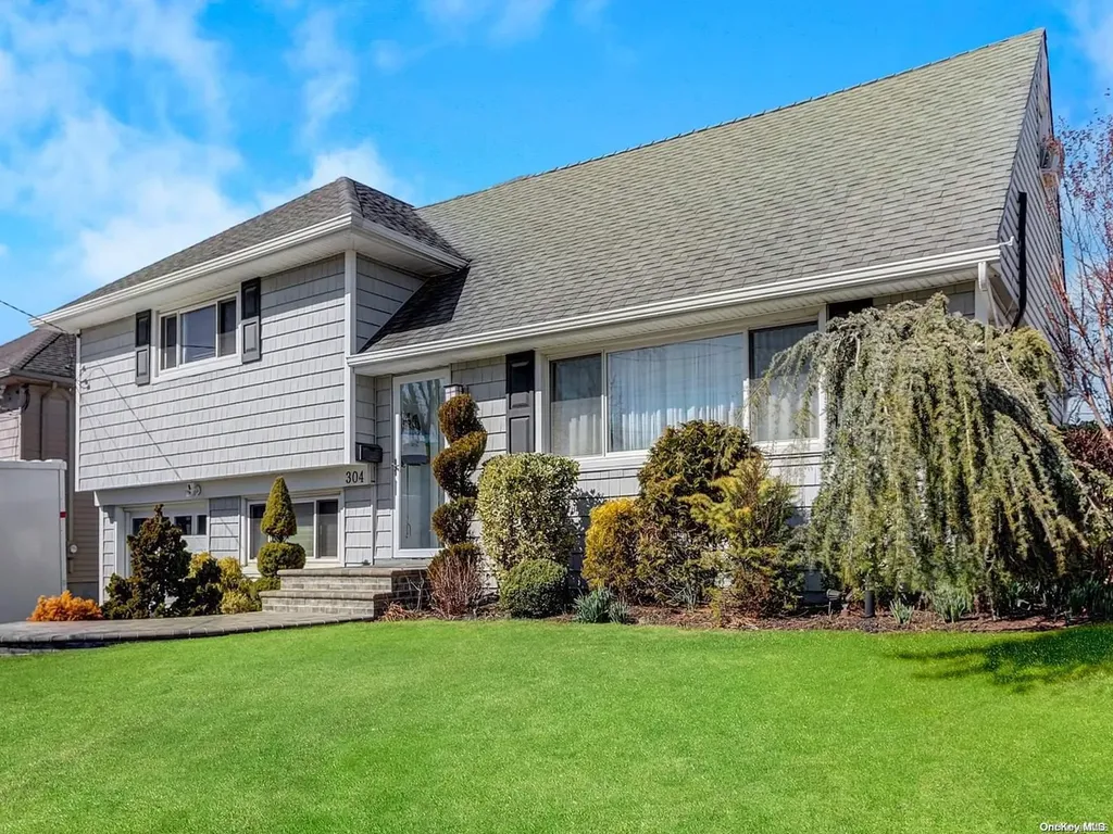 304 Thompson Avenue Oceanside NY 11572