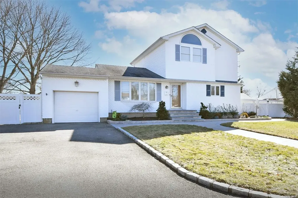 467 Grenadon Lane North Babylon NY 11703