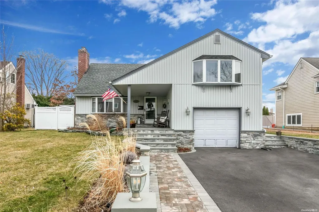 1027 Stuart Place Seaford NY 11783