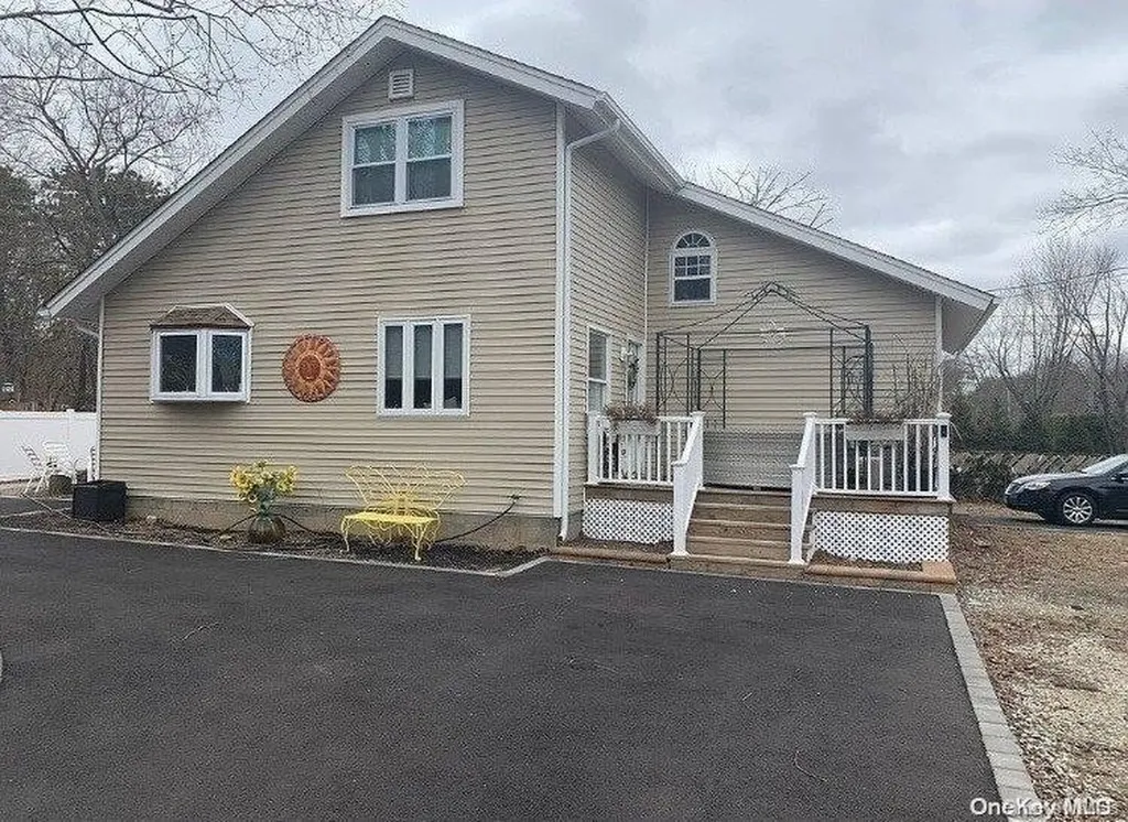17 Cherry Lane Medford NY 11763