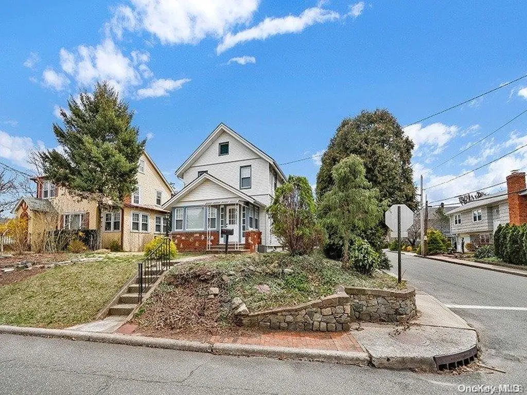 28 Beach Road Great Neck NY 11023